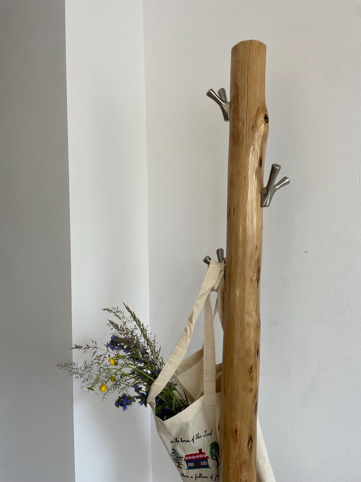 Rustic Oak Free-Standing Coat Rack – Solid Wood with Black Metal Hooks – Handmade Entryway Stand